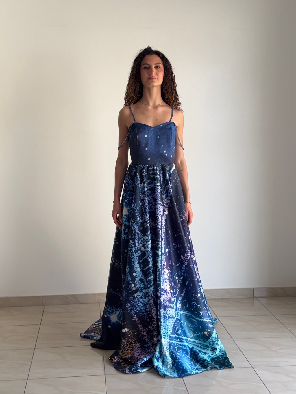 Abito Lungo "Silki" Cosmico in Satin Misto Seta – Collezione Emozionismo Riflessivo