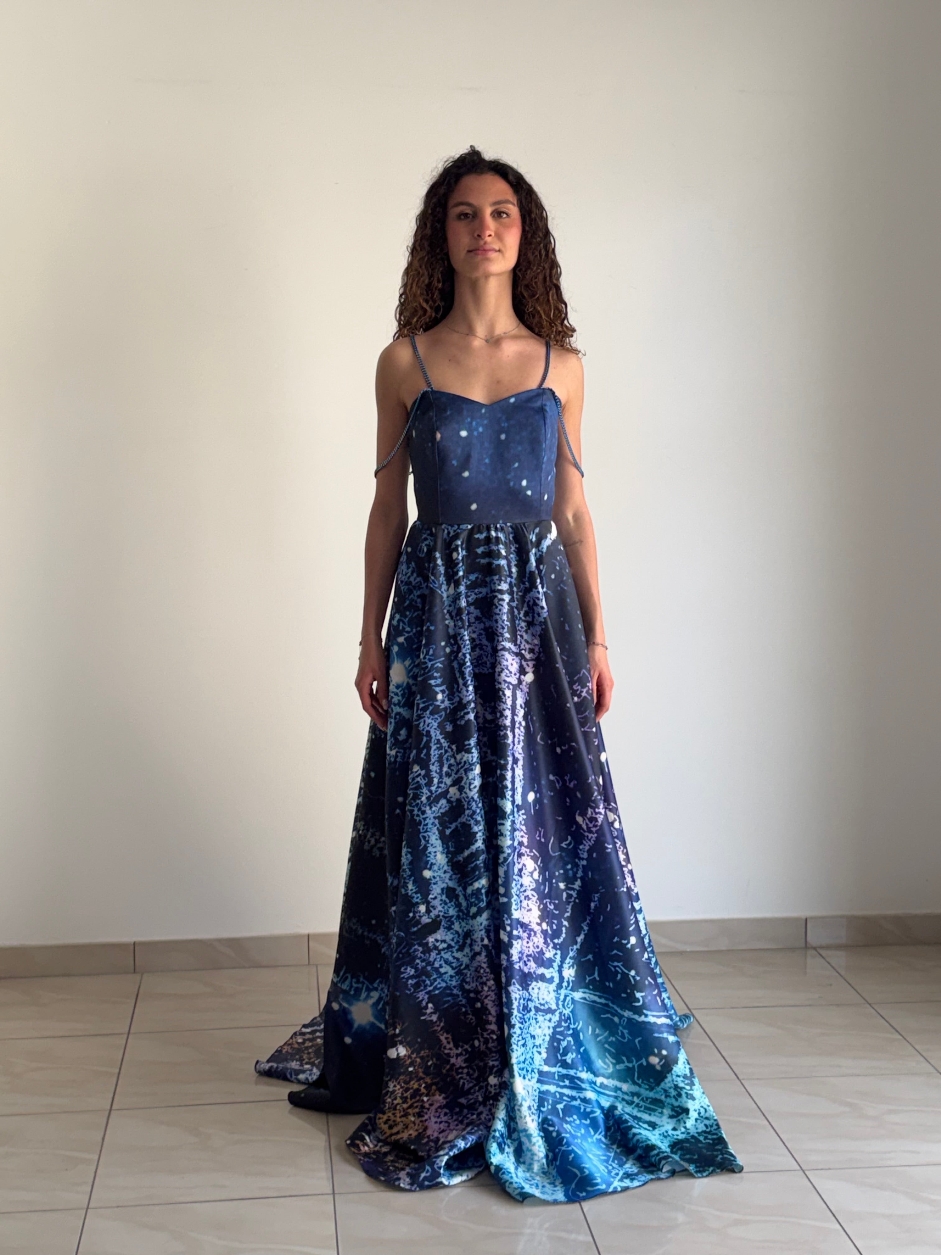 Abito Lungo "Silki" Cosmico in Satin Misto Seta – Collezione Emozionismo Riflessivo