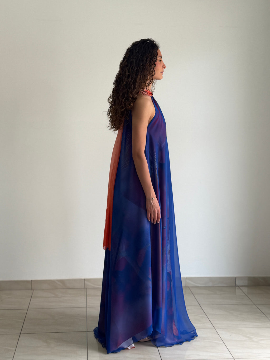 Abito Lungo "Silki" in Satin e Chiffon di Seta – Collezione Emozionismo Riflessivo