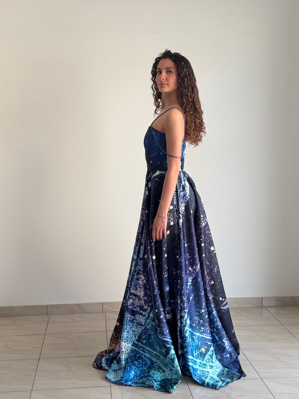 Abito Lungo "Silki" Cosmico in Satin Misto Seta – Collezione Emozionismo Riflessivo