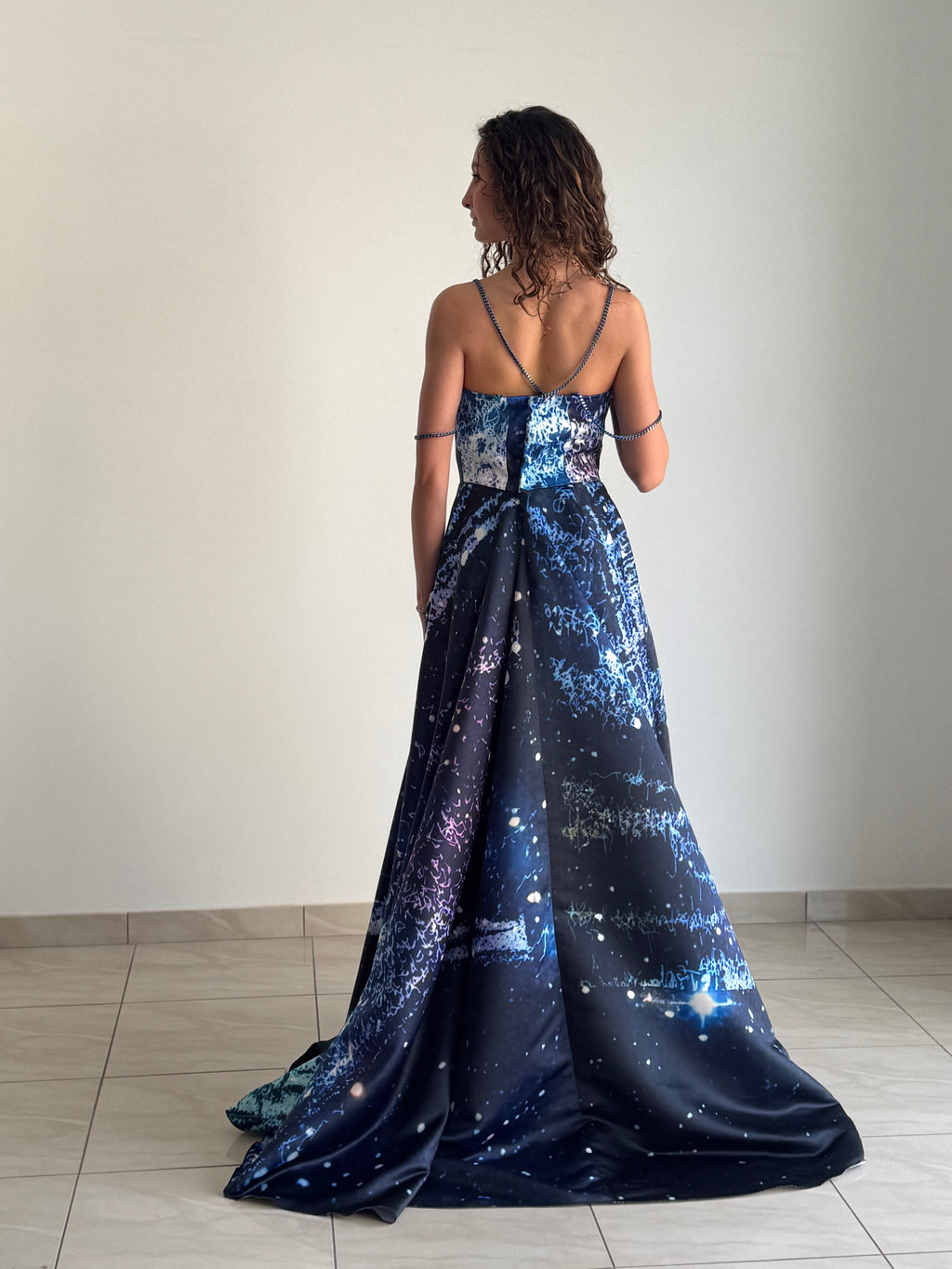 Abito Lungo "Silki" Cosmico in Satin Misto Seta – Collezione Emozionismo Riflessivo