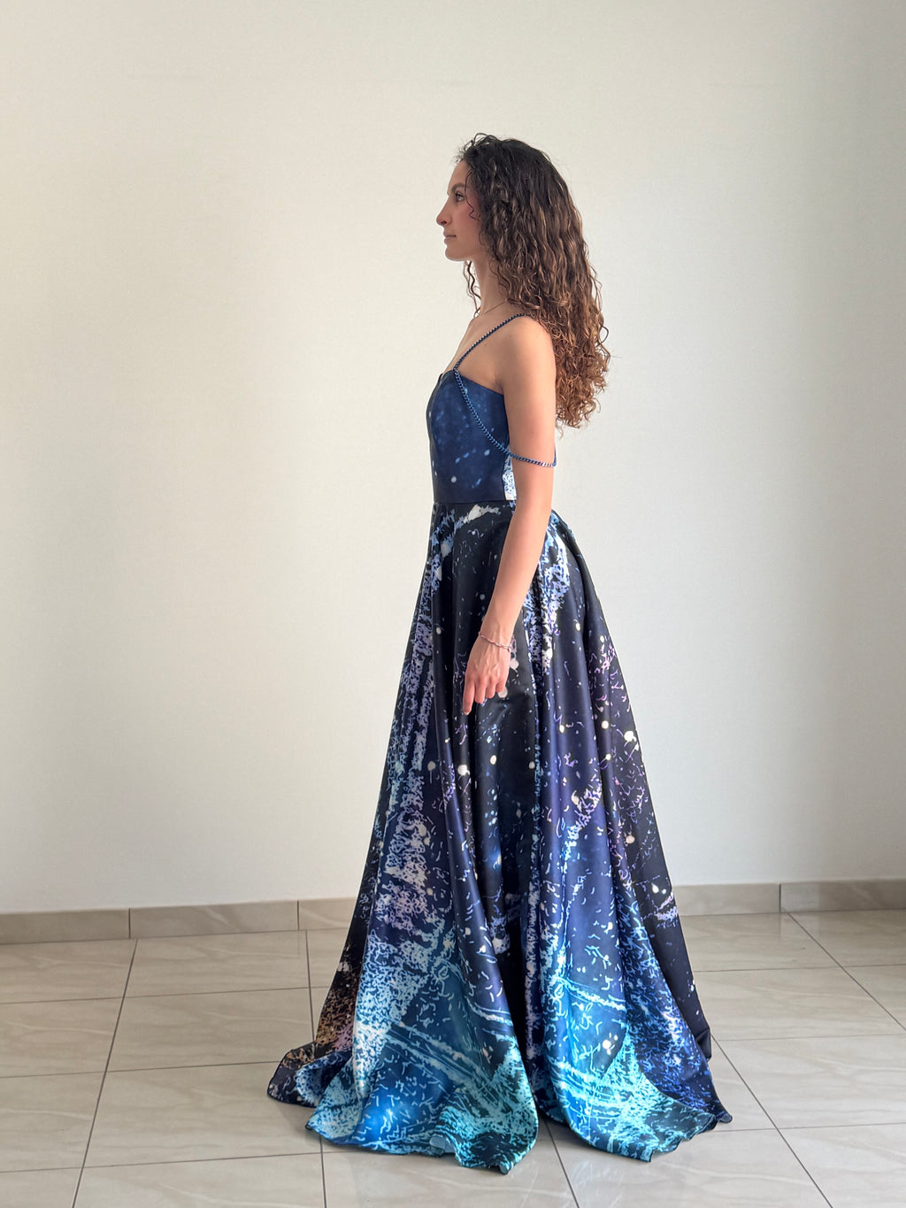 Abito Lungo "Silki" Cosmico in Satin Misto Seta – Collezione Emozionismo Riflessivo