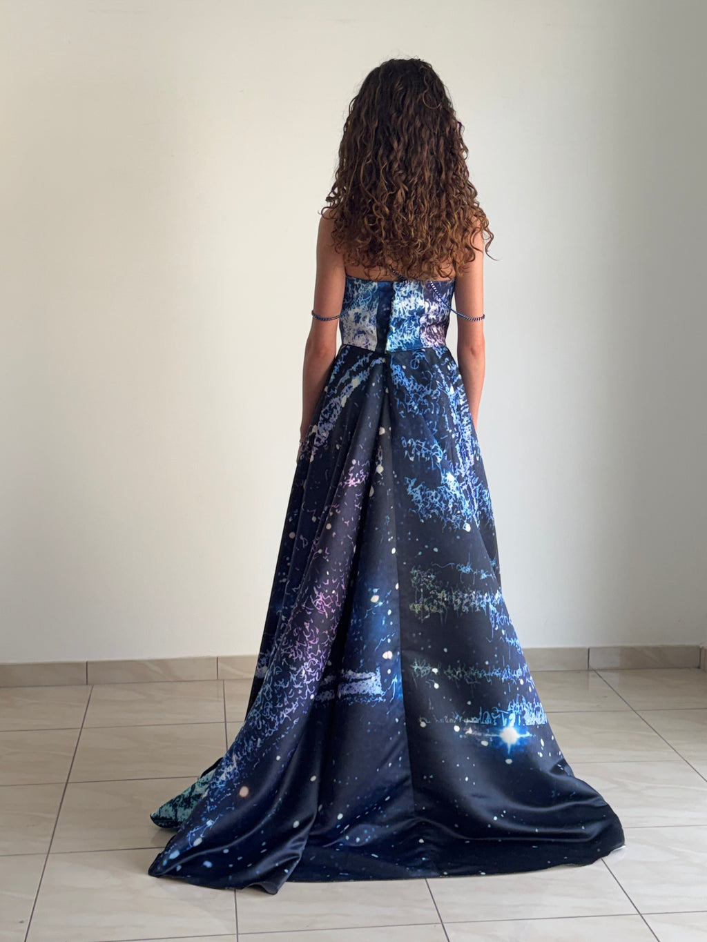 Abito Lungo "Silki" Cosmico in Satin Misto Seta – Collezione Emozionismo Riflessivo