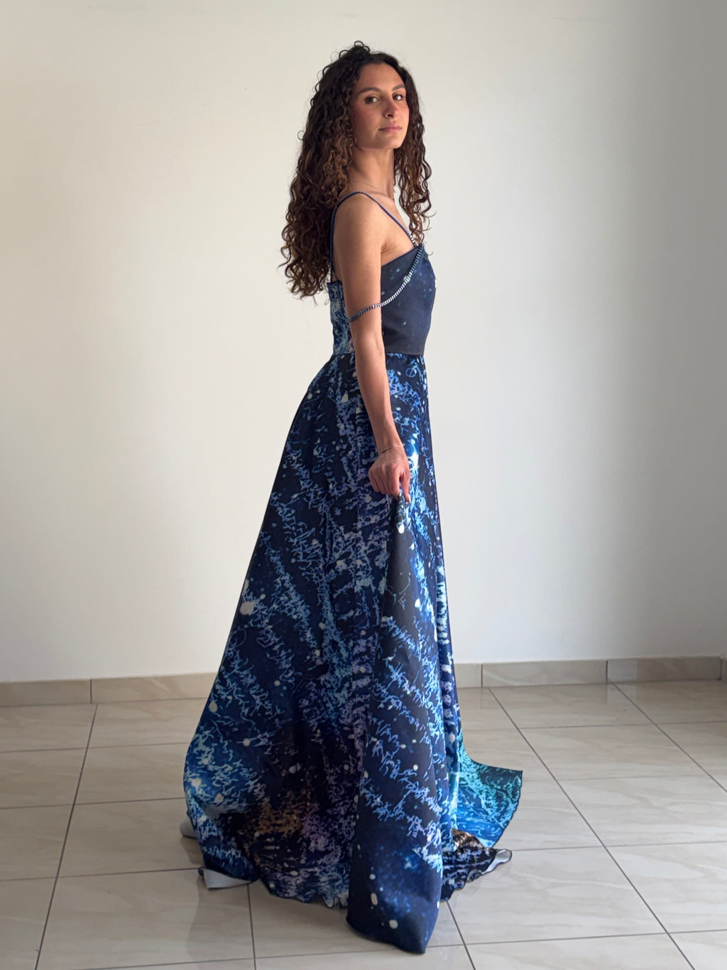 Abito Lungo "Silki" Cosmico in Satin Misto Seta – Collezione Emozionismo Riflessivo