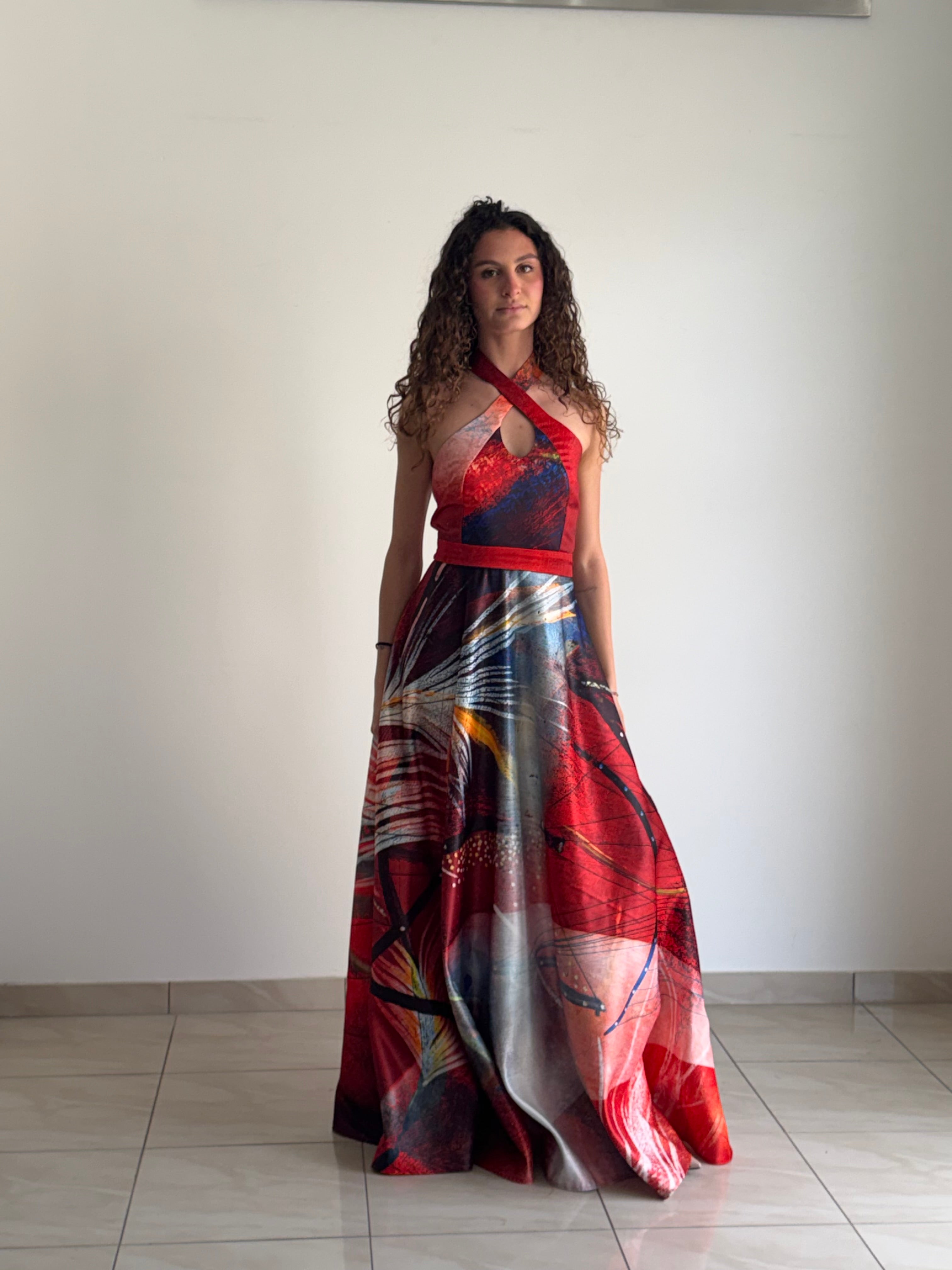 Abito Lungo "Duchesse" con Scollo a Incrocio – Collezione Emozionismo Riflessivo