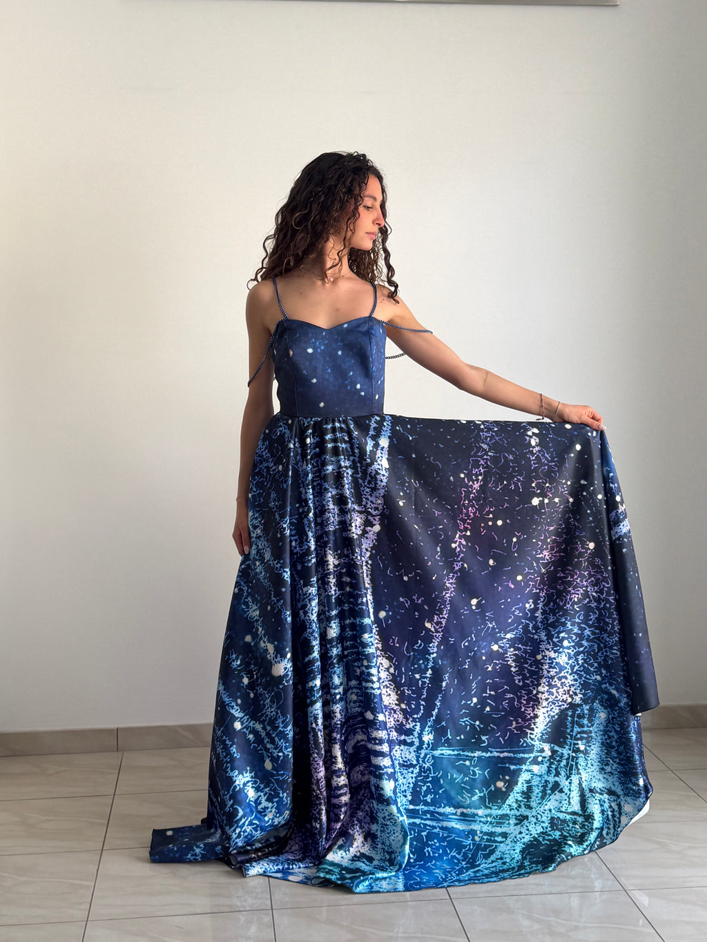 Abito Lungo "Silki" Cosmico in Satin Misto Seta – Collezione Emozionismo Riflessivo