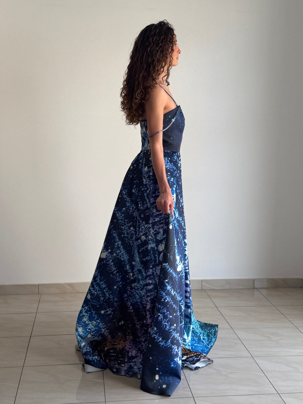 Abito Lungo "Silki" Cosmico in Satin Misto Seta – Collezione Emozionismo Riflessivo