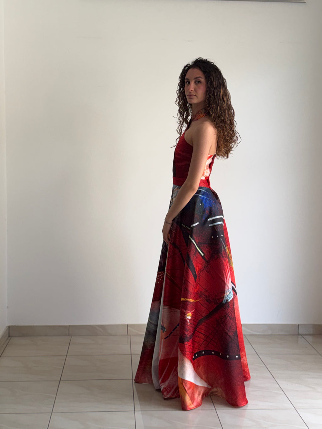 Abito Lungo "Duchesse" con Scollo a Incrocio – Collezione Emozionismo Riflessivo