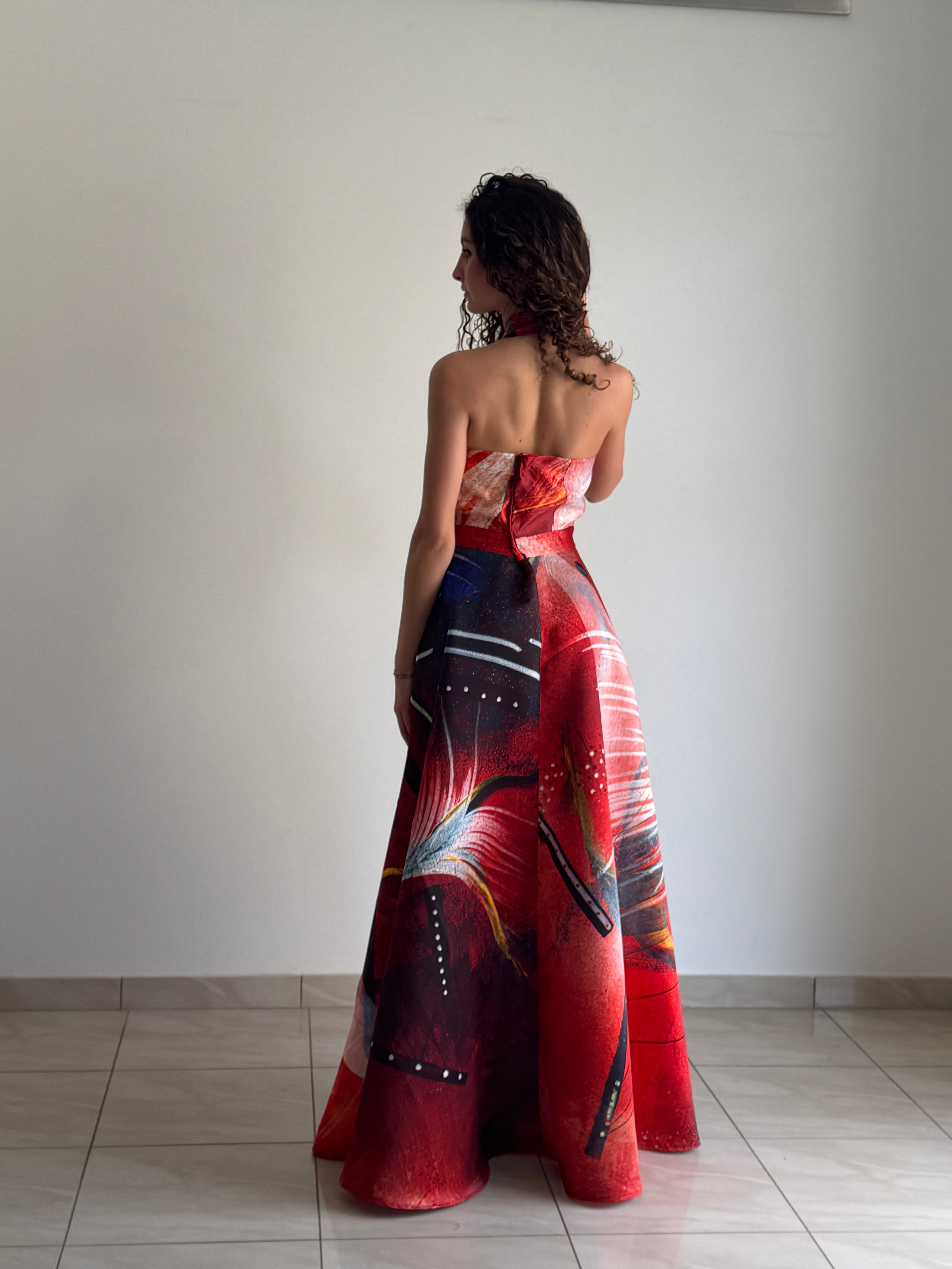 Abito Lungo "Duchesse" con Scollo a Incrocio – Collezione Emozionismo Riflessivo