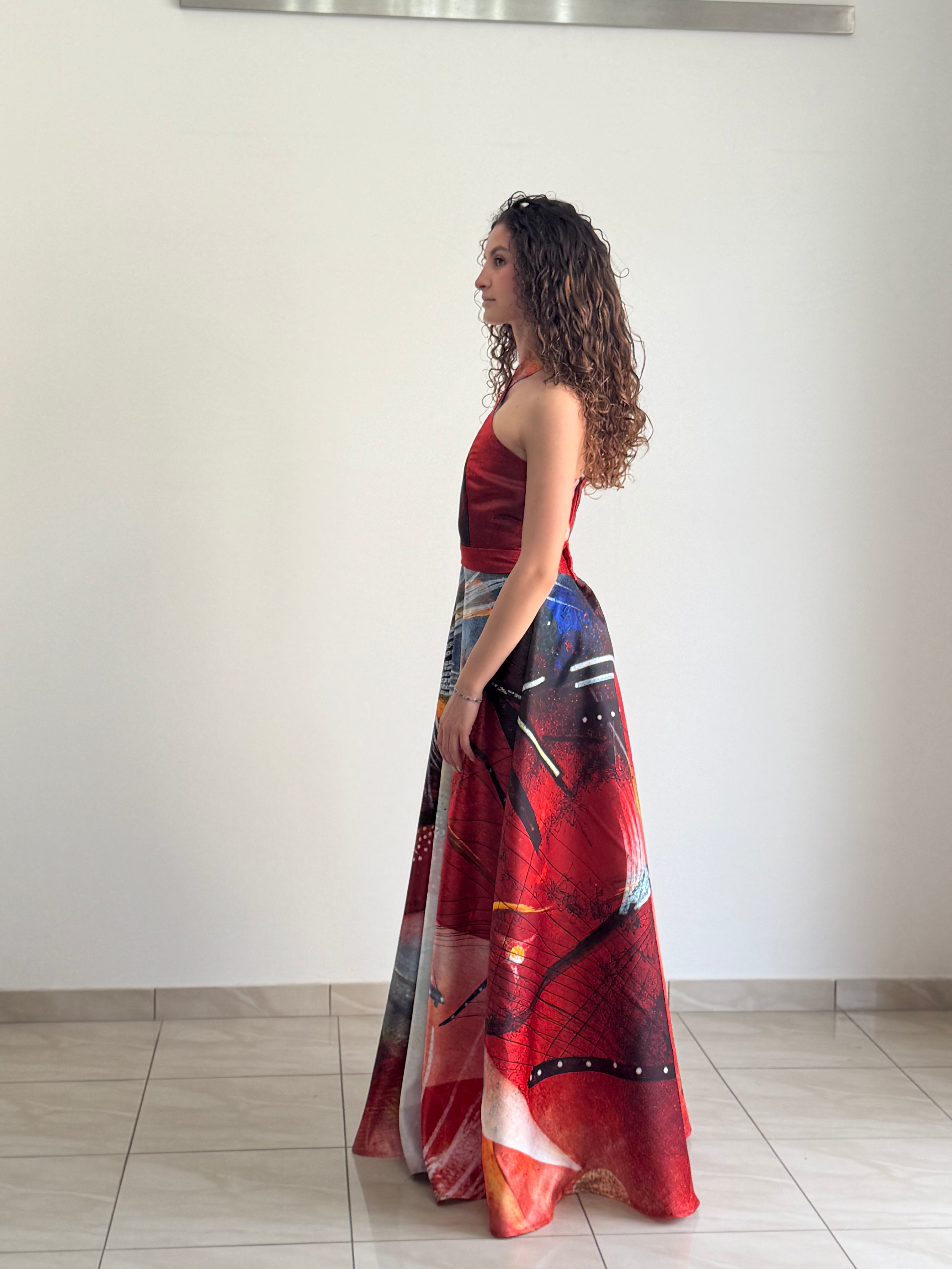 Abito Lungo "Duchesse" con Scollo a Incrocio – Collezione Emozionismo Riflessivo